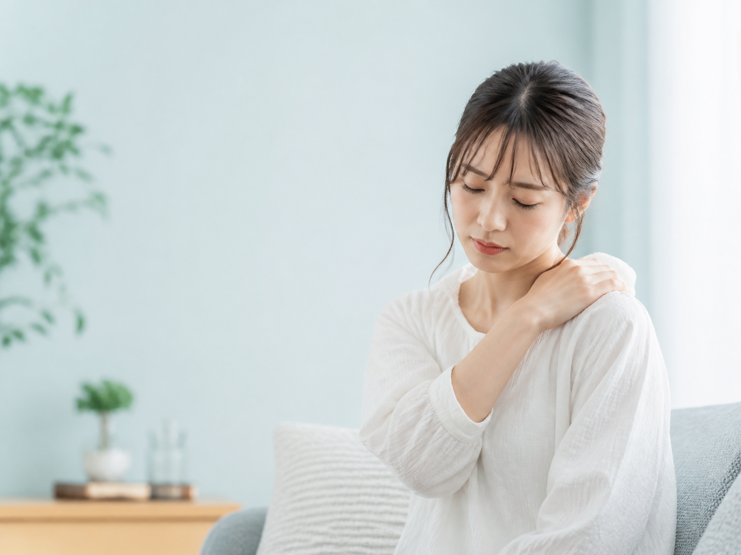 肩や首の違和感に悩む女性のイメージ
